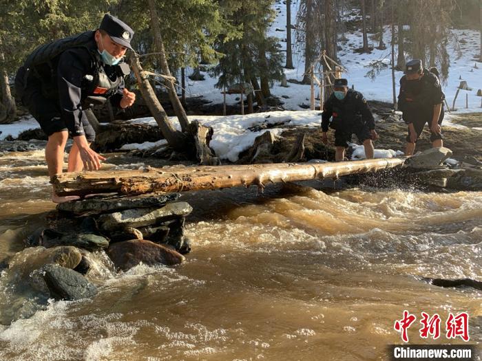 民警正在加固过河的木桥。　王友波 摄
