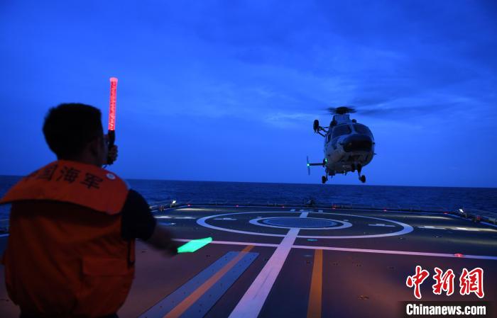 中国海軍第35次護衛艦隊が昼夜を跨ぐ飛行訓練を実施