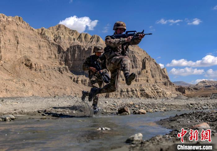 图为西藏阿里军分区某边防团官兵飞越障碍。　刘晓东 摄