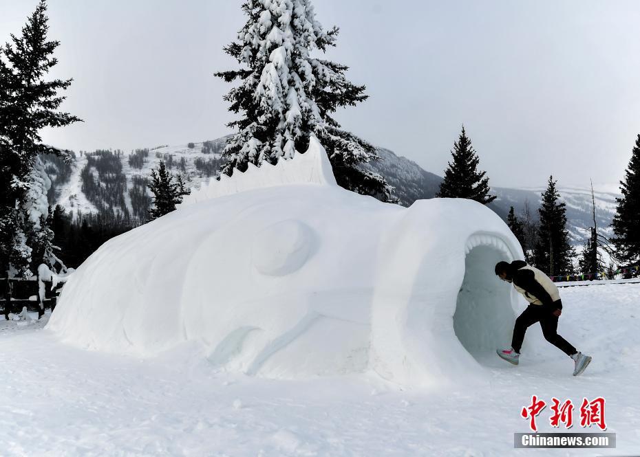 巨大な魚に食べられちゃう？カナス景勝地に登場したユニーク雪像