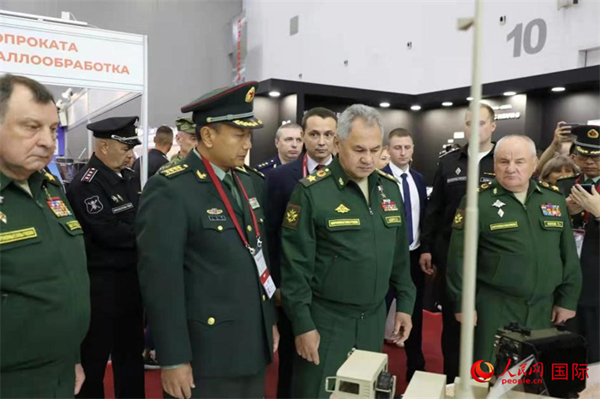 ロシア国防相が「軍隊2022」国際軍事技術フォーラムの中国展示エリアを見学