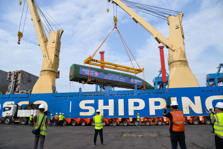9月2日，在印度尼西亚雅加达丹戎不碌港举行的运抵仪式上，雅万高铁高速动车组在港口卸船。新华社记者徐钦摄