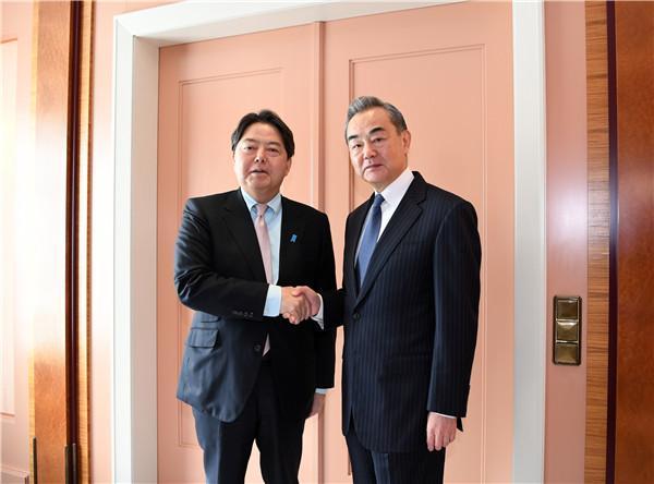 王毅氏が林芳正外相と会談、「日本は内外の妨害を排除し中国と向き合って進むべき」