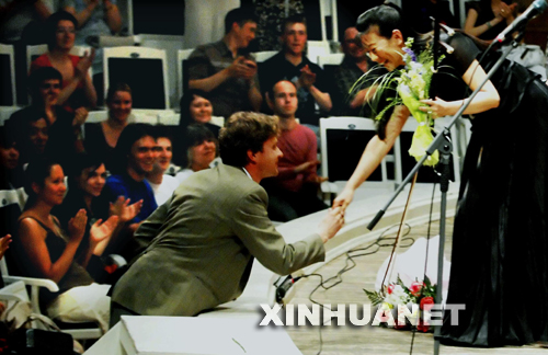 5月25日，在俄罗斯莫斯科的柴可夫斯基音乐厅，中国音乐家在演出结束后接受观众献花。当天，中国广播民族乐团在这里举行了一台中国民乐音乐会。这是俄罗斯“中国年”系列文化交流活动之一。 新华社记者刘洋摄 