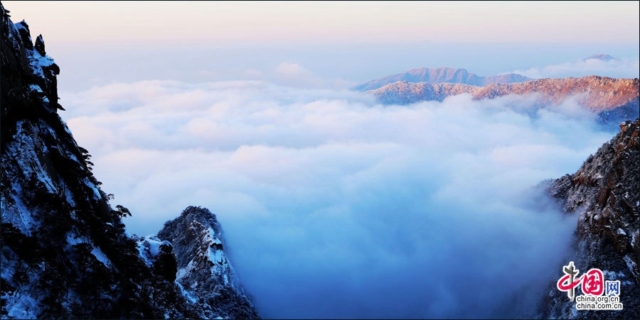 Горы Хуаншань под весенним снегом