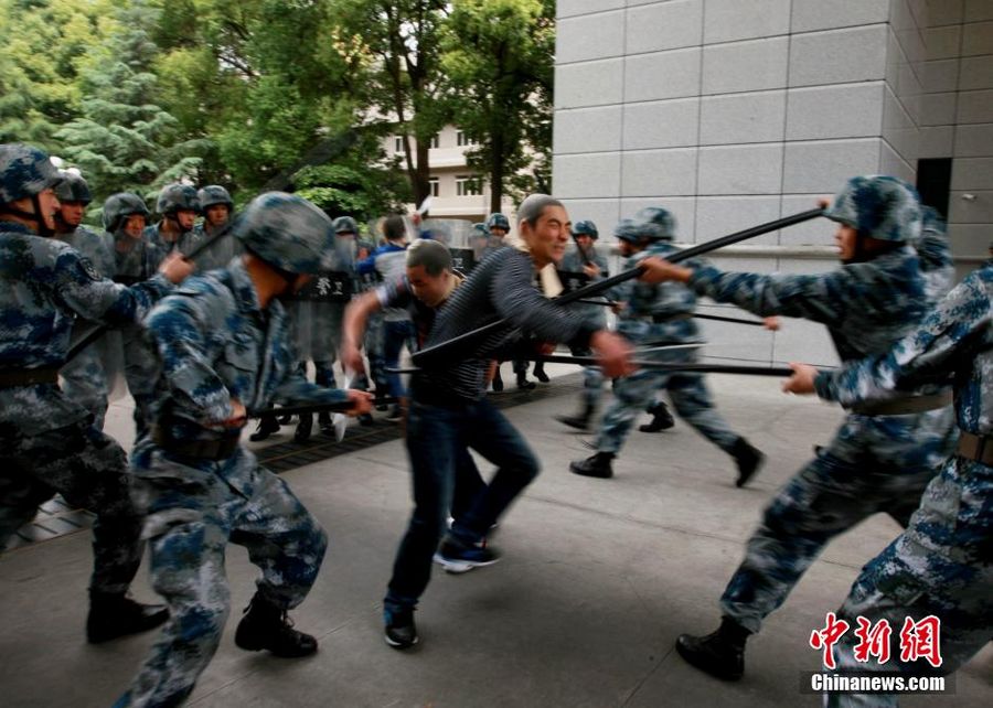 На днях в ответ на сложную и серьезную антитеррористическую ситуацию продразделение штаба ВВС г.Чэнду провело антитеррористические учения с имитацией нападения на охранника, захвата оружия, нападения преступников на машине на ворота казармы. 