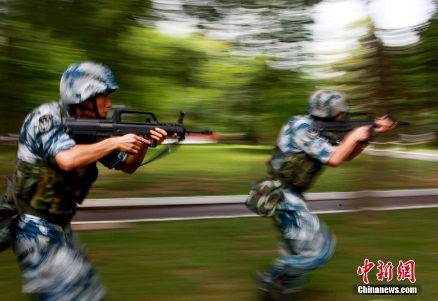 На днях в ответ на сложную и серьезную антитеррористическую ситуацию продразделение штаба ВВС г.Чэнду провело антитеррористические учения с имитацией нападения на охранника, захвата оружия, нападения преступников на машине на ворота казармы. 