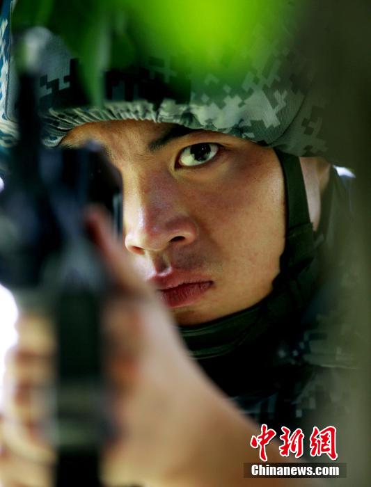 На днях в ответ на сложную и серьезную антитеррористическую ситуацию продразделение штаба ВВС г.Чэнду провело антитеррористические учения с имитацией нападения на охранника, захвата оружия, нападения преступников на машине на ворота казармы. 