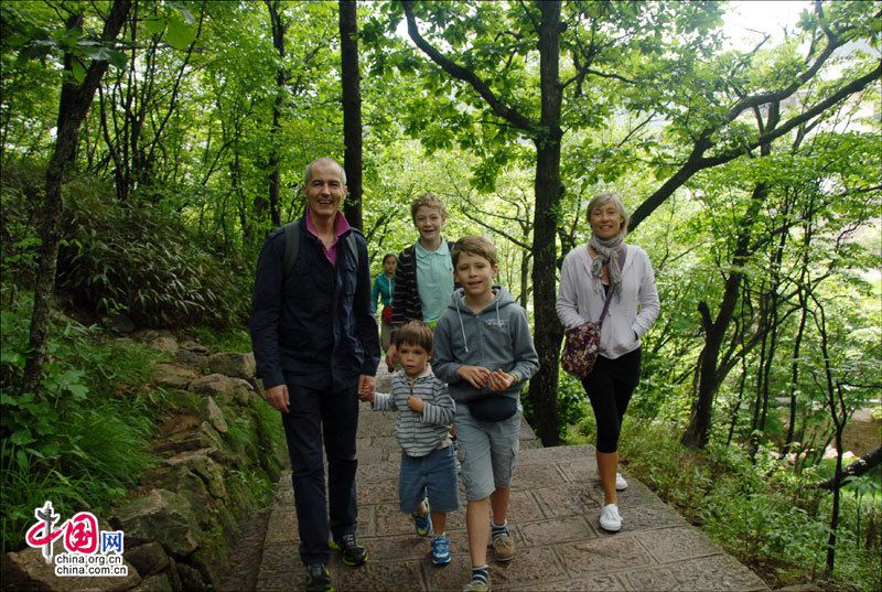Чудесное море облаков в горах Хуаншань во время праздника Дуаньу
