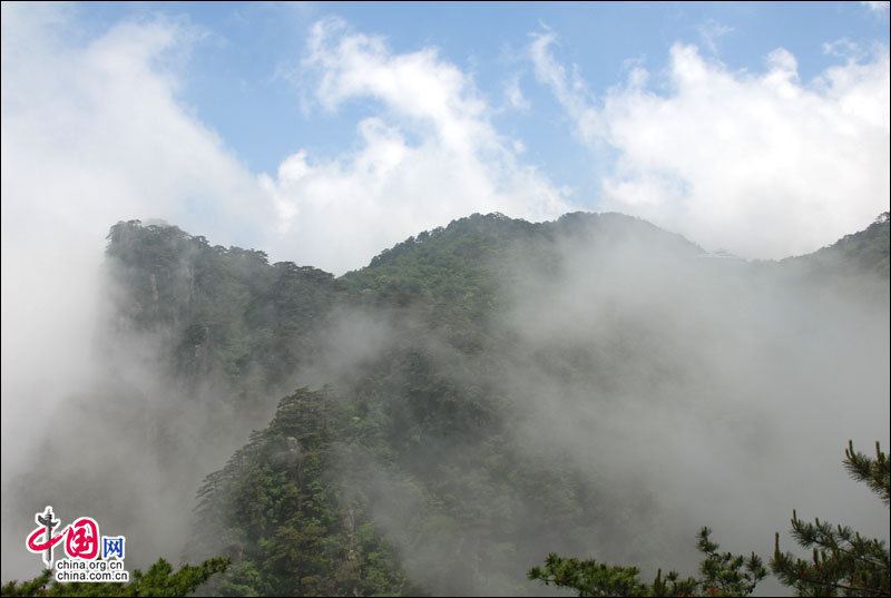 Чудесное море облаков в горах Хуаншань во время праздника Дуаньу