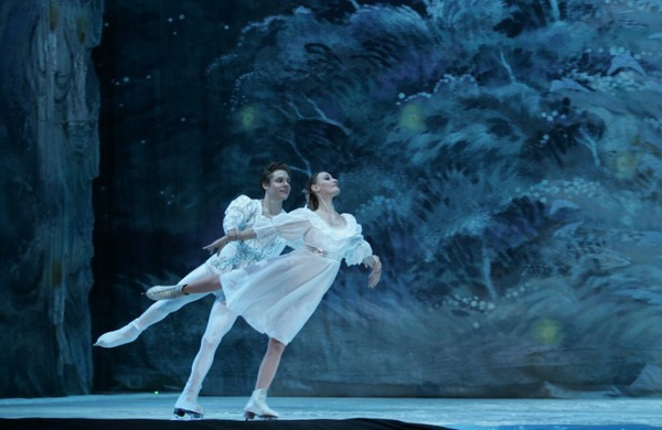 В Пекине представили знаменитый спектакль 'Лебединое озеро', дополненный танцами на льду