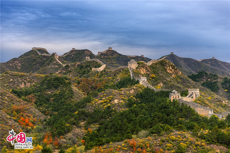 Чарующие осенние пейзажи на участке Великой китайской стены Цзиньшаньлин