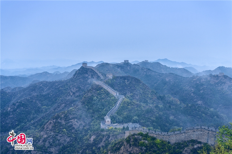 Чарующие осенние пейзажи на участке Великой китайской стены Цзиньшаньлин