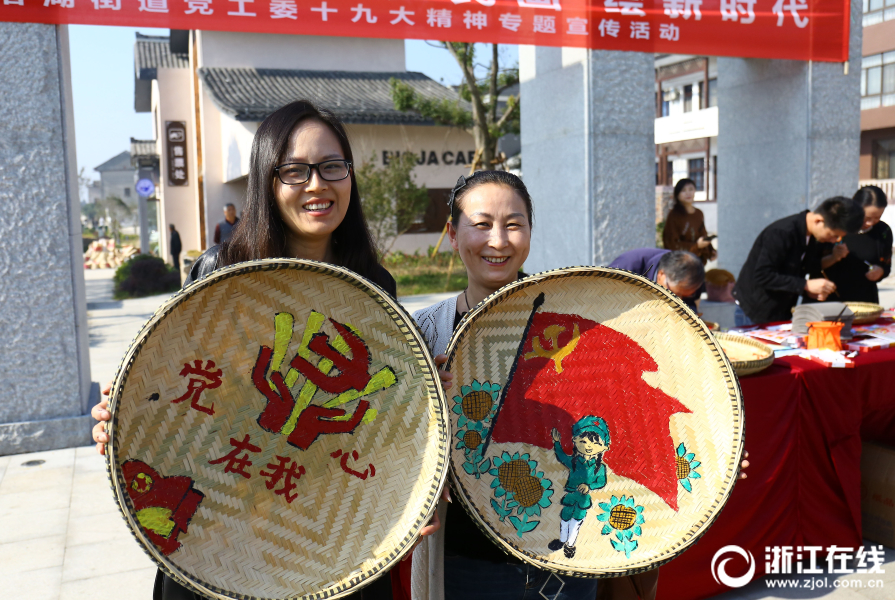 Члены КПК уезда Дэцин сделали иллюстрации для продвижения духа партии