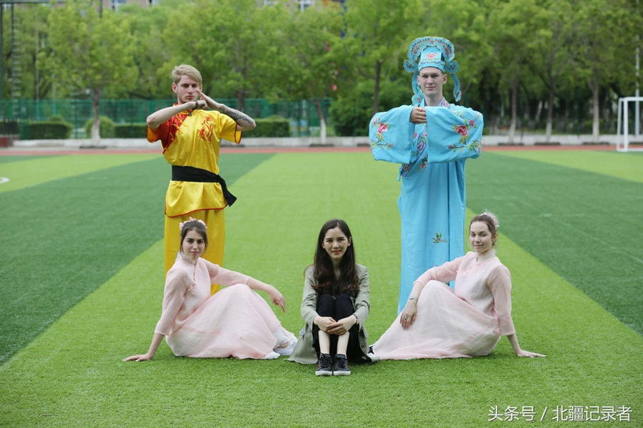 Преподаватель из города Хэйхэ вместе со своими русскими студентами участвует в китайских телешоу