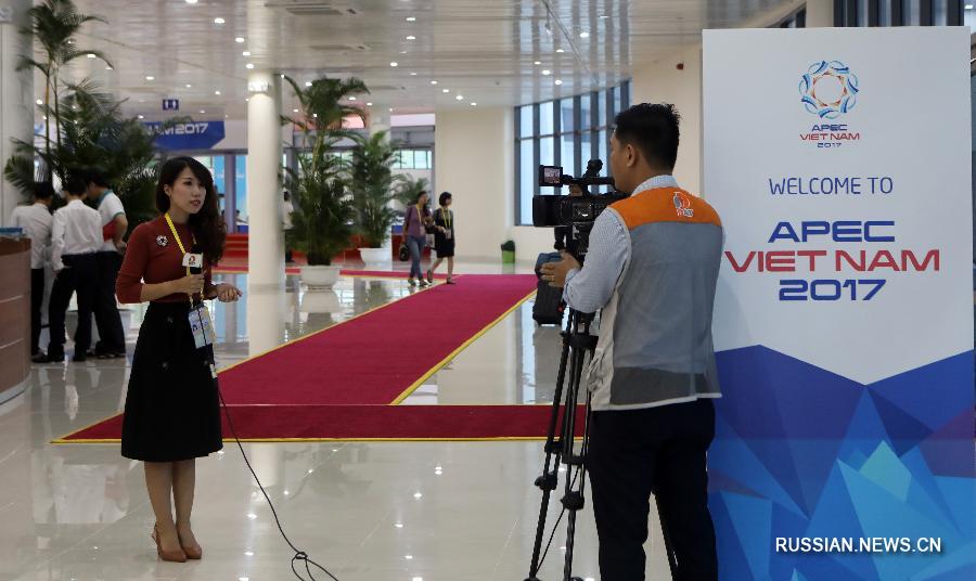 Подготовленный вьетнамской стороной международный пресс-центр начал функционировать в воскресенье, там будут работать свыше 2600 журналистов со всего мира.
