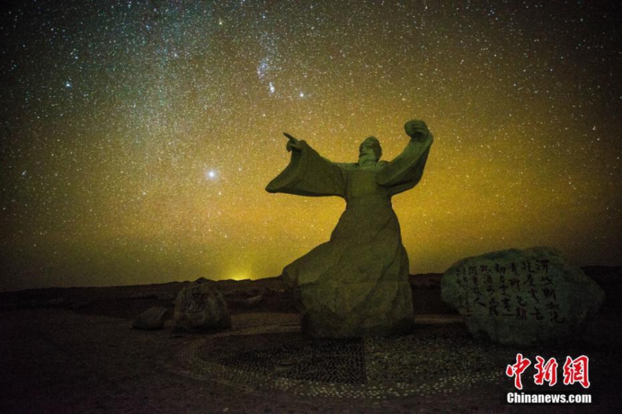 Ночной пейзаж пустыни в городе Дуньхуан провинции Ганьсу