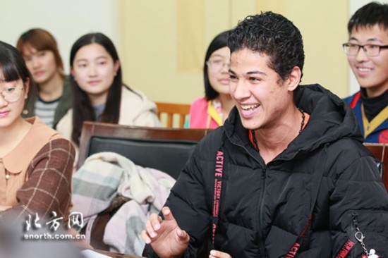 Иностранные студенты дают положительные оценки 19-му съезду КПК, темпы развития Китая не перестают удивлять