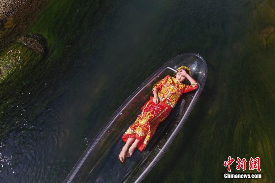 Свадебные фото в лодках на реке Мэйцзян, пров. Хунань