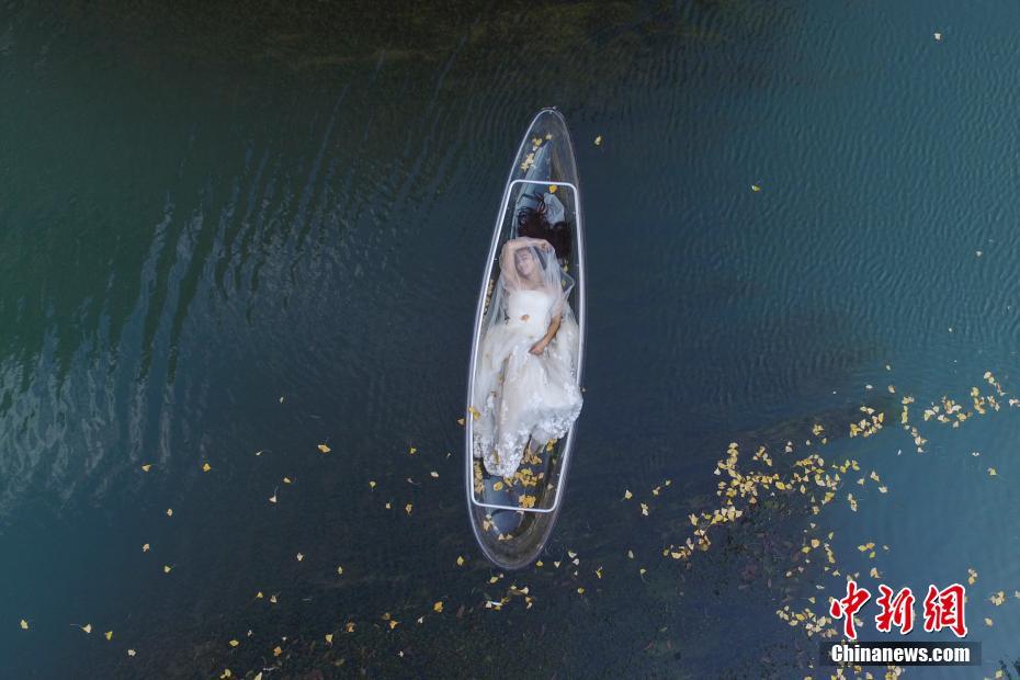 Свадебные фото в лодках на реке Мэйцзян, пров. Хунань