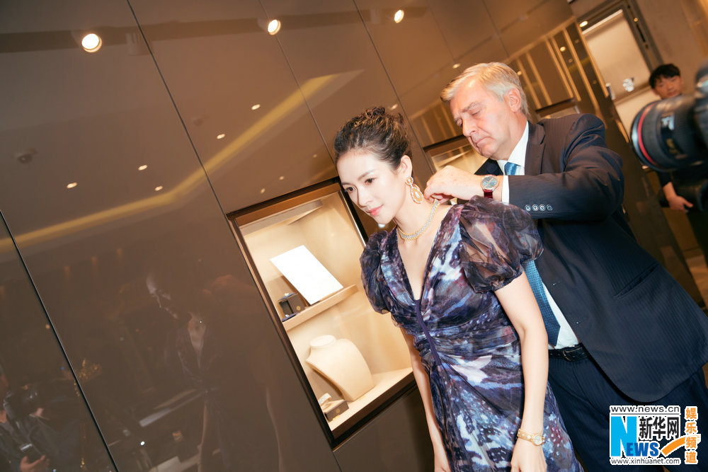 Кинозвезда Чжан Цзыи в коммерческой акции роскошного бренда ювелирных украшений 