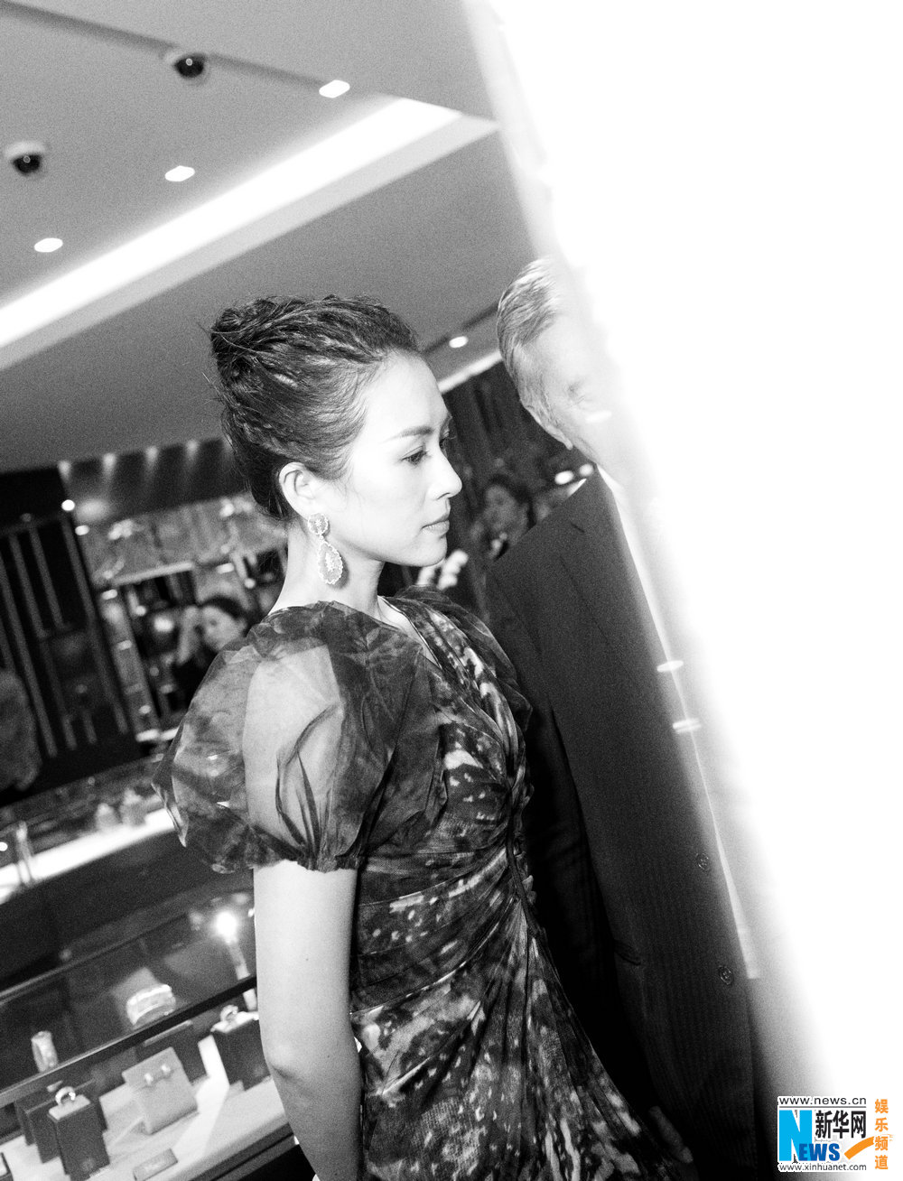 Кинозвезда Чжан Цзыи в коммерческой акции роскошного бренда ювелирных украшений 