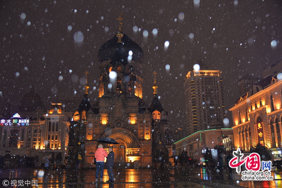 Вечером 9 ноября в Харбине выпал снег, температура также снизилась. Выпавший снег сразу растаял, что принесло неудобство для машин и жителей.