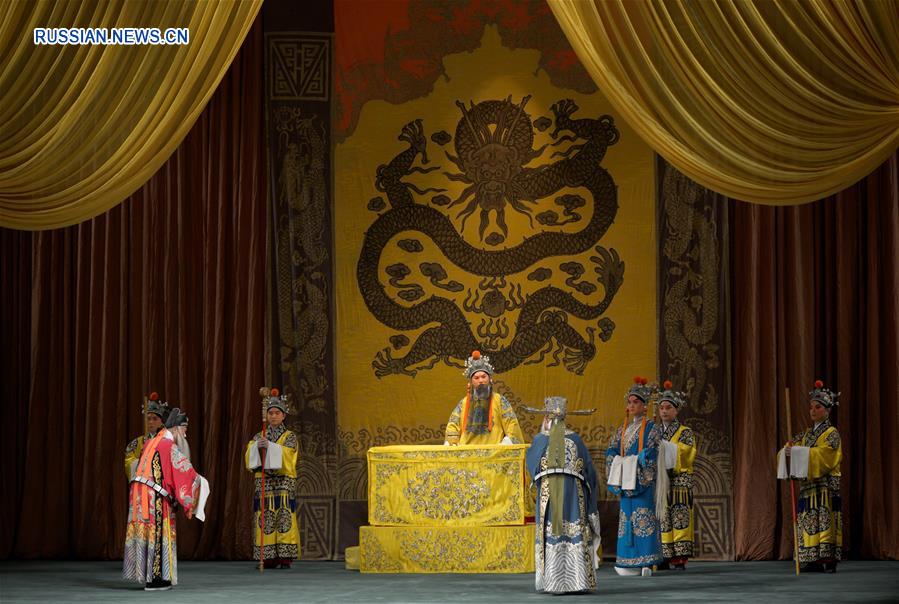 8 и 9 ноября на сцене Мариинского театра Санкт-Петербурга состоялся показ пекинской оперы "Военачальницы из рода Ян" в постановке Китайского государственного театра пекинской оперы.