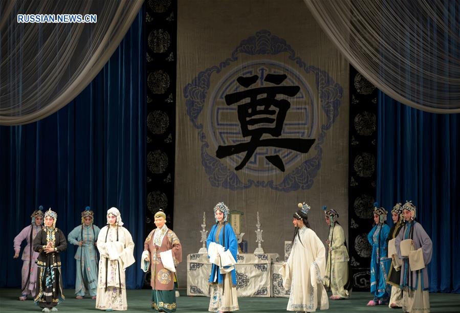 8 и 9 ноября на сцене Мариинского театра Санкт-Петербурга состоялся показ пекинской оперы "Военачальницы из рода Ян" в постановке Китайского государственного театра пекинской оперы.