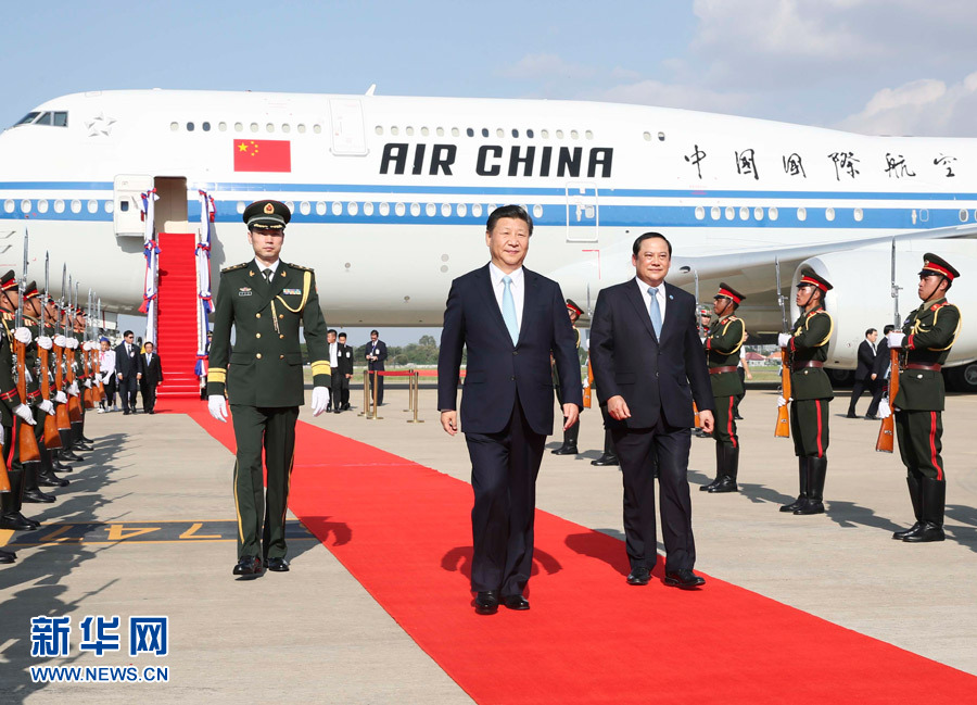 Генеральный секретарь ЦК КПК, председатель КНР Си Цзиньпин в понедельник во второй половине дня прибыл во Вьентьян с государственным визитом в Лаос.