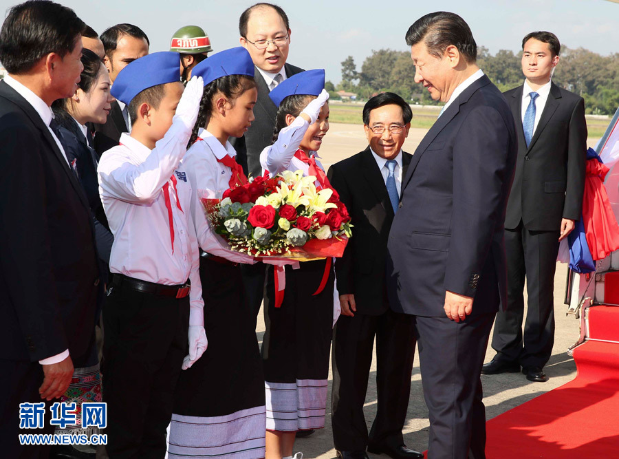 В аэропорту Си Цзиньпина встретили партийные и государственные руководители Лаоса, а также руководители города Вьентьян.