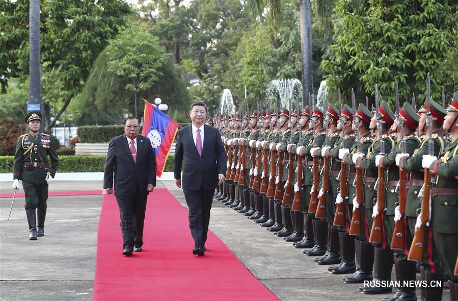 Си Цзиньпин провел переговоры с генеральным секретарем ЦК НРПЛ, президентом Лаоса Буннянгом Ворачитом