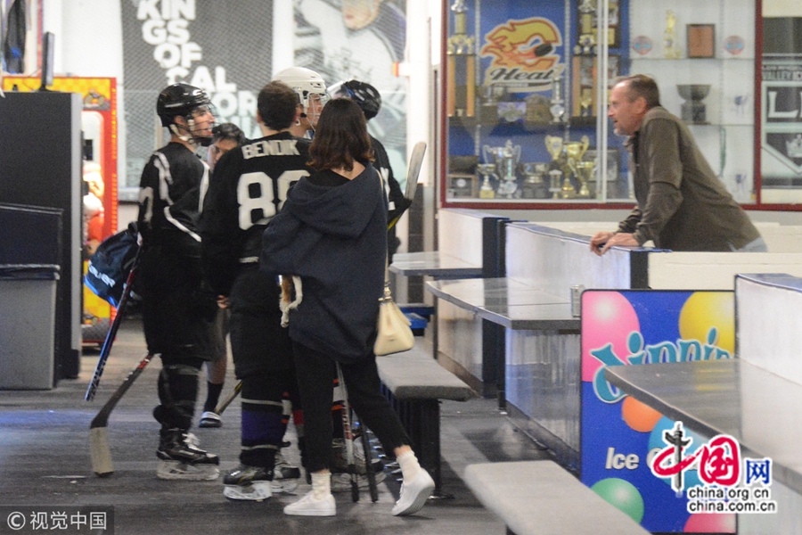 15 ноября по местному времени, Лос-Анджелес. Селена Гомес посмотрела хоккейным матч с участием Джастина Бибера. Девушка дарит Джастину Биберу горячий поцелуй и поддерживает парня вместе со своей собакой.