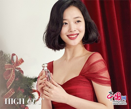 Привлекательная южнокорейская звезда Солли в рождественской фотосессии