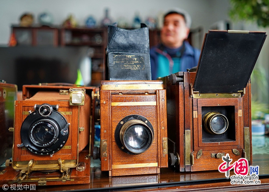 12 ноября 2017 года, Пекин. Пекинец Ван Аньхэ больше всего любит коллекционировать классические фотоаппараты. На сегодняшний день в его коллекции насчитывается более 4000 старых фотокамер.