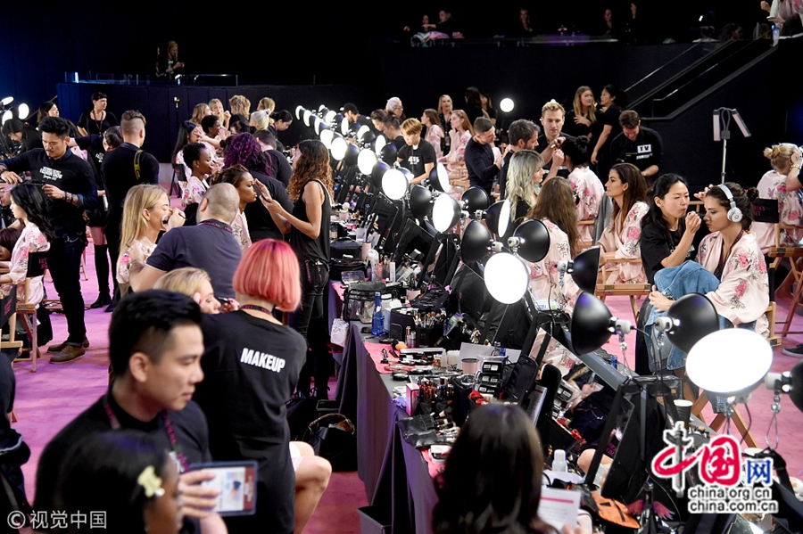 20 ноября, в Шанхае, в этот день проходит шоу Victoria's Secret 2017. Давайте посмотрим, как модели делают макияж за кулисами.