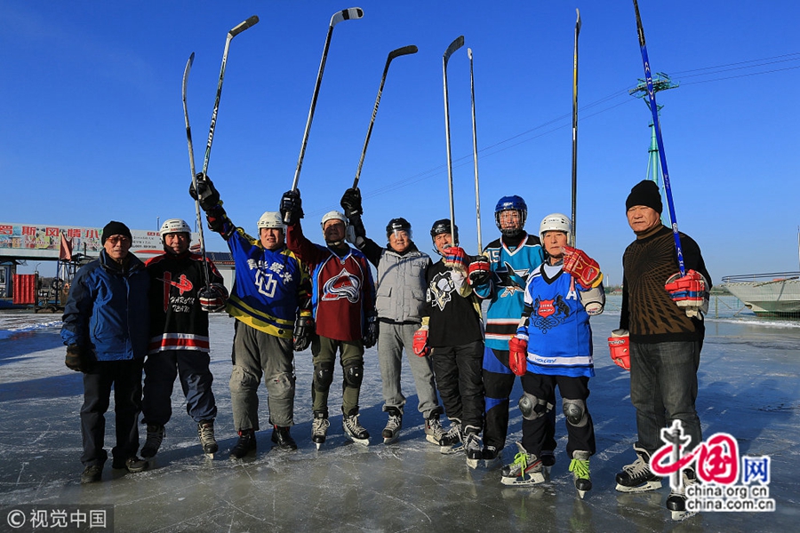 Во второй половине дня 19 ноября, в Харбине провинции Хэйлунцзян, члены старшей хоккейной команды полностью экипированы для соревнований, первый раз в этом сезоне они ступили на замерзшую реку Сунхуацзян и бодро начали гимнастику на льду.