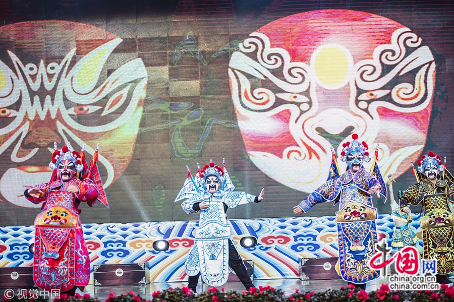 18 ноября, в г. Эньши провинции Хубэй проходит фестиваль искусств и театральный фестиваль «Китайский традиционный театр идет в школы», который продлится месяц.