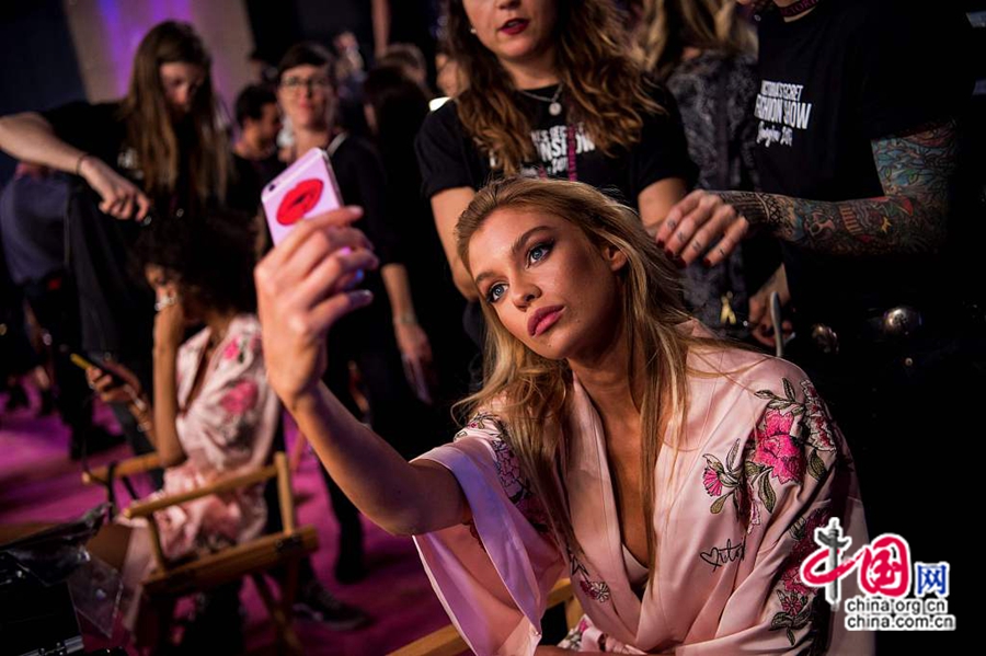 20 ноября, в Шанхае, в этот день проходит шоу Victoria's Secret 2017. Давайте посмотрим, как модели делают макияж за кулисами.