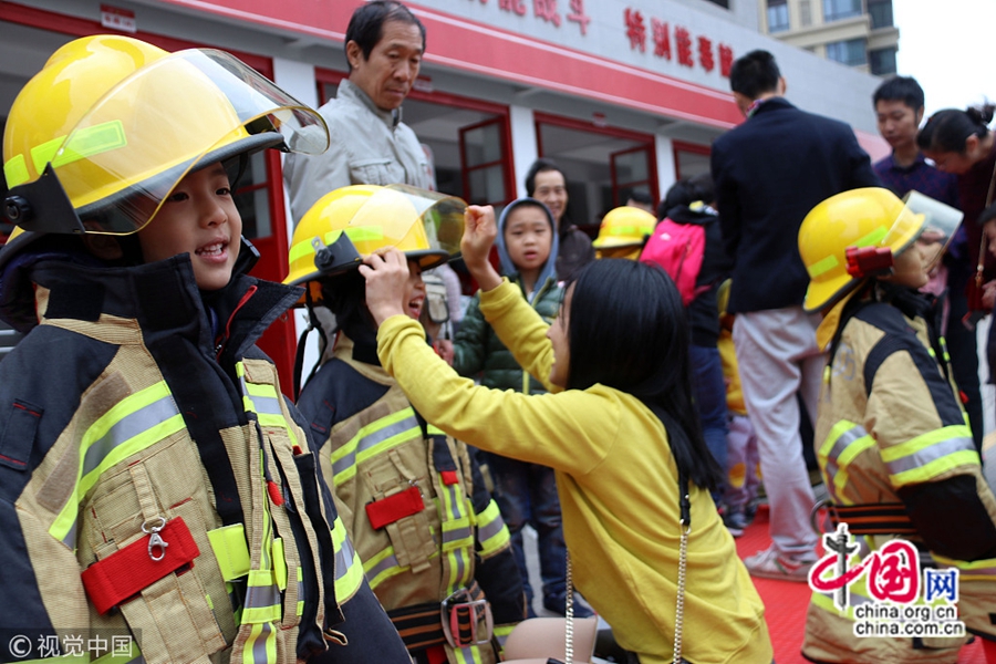  Кроме того, они испробовали на себе тренировки и жизнь настоящих пожарников. Таким образом, дети и их родители укрепили осознание противопожарной безопасности и повысили уровень навыков по спасению своими силами и оказанию взаимопомощи.