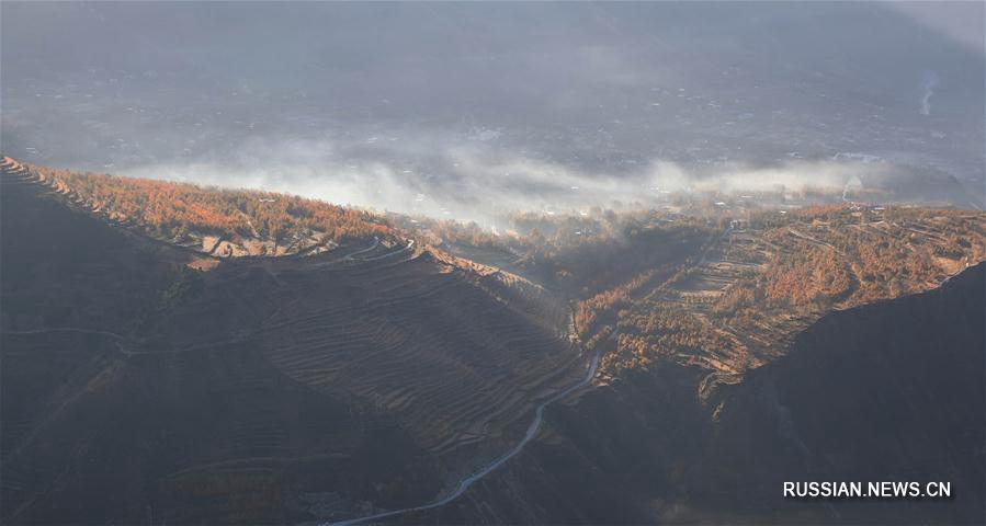 Живописный пейзаж в речной долине Цзиньчуань провинции Сычуань 