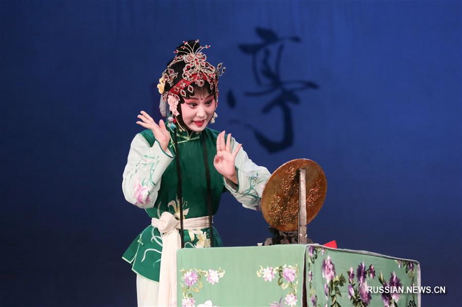 Зрители Санкт-Петербурга увидели китайскую музыкальную драму "Пионовая беседка" 