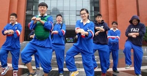 Посмотрим на школьную форму в разных школах Китая