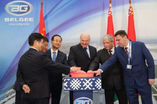 Совместное предприятие китайского автопроизводителя Geely и Беларуси открыло новый завод, ориентированный на российский рынок