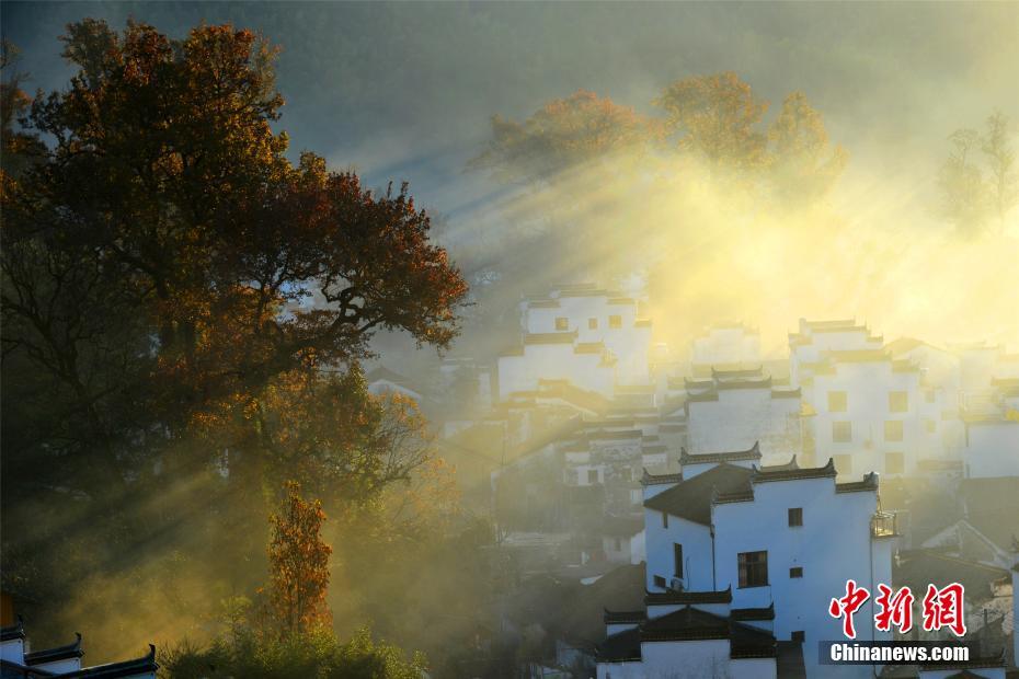 Утренние туманы и колоритные и превосходные пейзажи «самой прекрасной деревни» в старинном селе провинции Цзянси