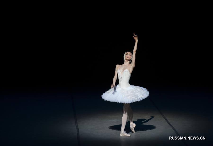 Танцевальный спектакль "Из России с любовью", в котором представлены сцены из известных балетов, был показан 1 декабря с участием российских и китайских исполнителей в Пекине в рамках 3-го Китайского международного балетного сезона.
