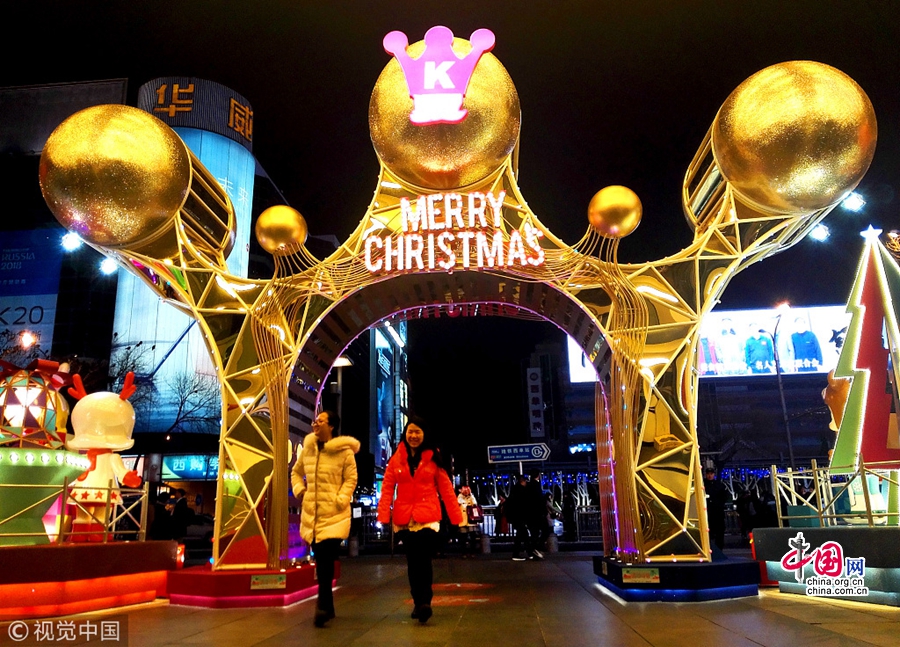 В Пекине зажигаются новогодние и рождественские огни