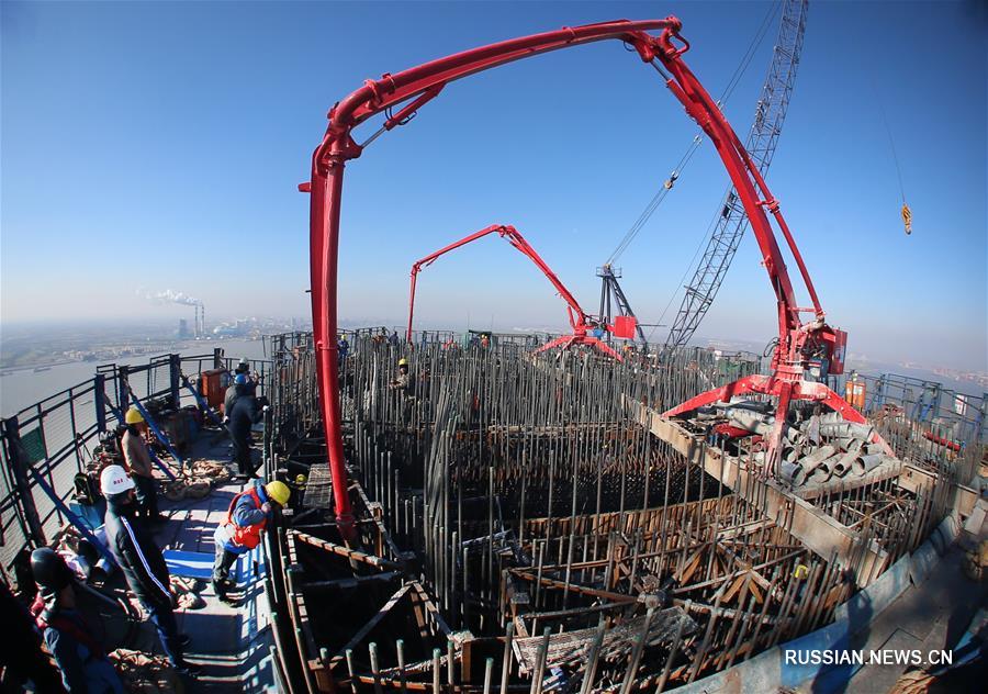 Строители 28-й опоры моста Хутун через Янцзы преодолели отметку 200 м
