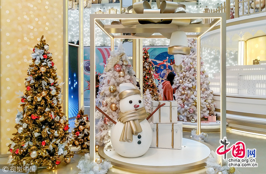 14 декабря 2017 года, в г. Шэньчжэнь с приближением Рождества торговые центры начали устанавливать тематические инсталляции, чтобы продвигать продажу товара.