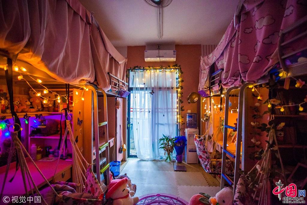 Студенты города Чэнду превратили спальню в волшебный домик